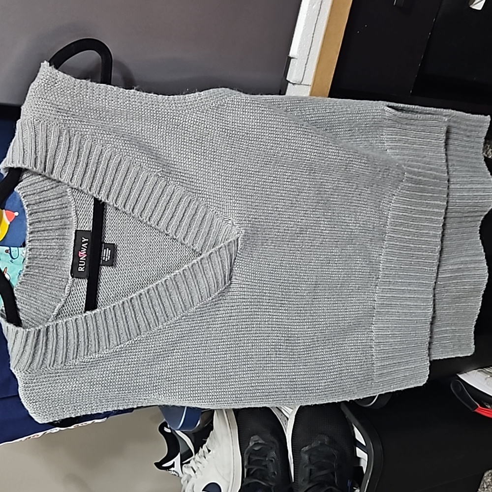 Sleeveless gray sweater size medium